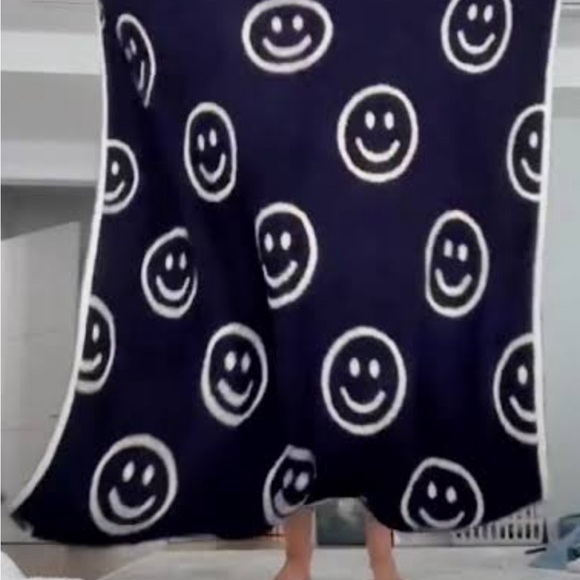 The Styled Collection Krista Horton black & white smiley face blanket reversible - Picture 3 of 7
